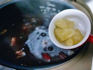 20、腊八节-腊八粥,时间到了鸣笛了，加入冰糖，再次按煮粥键，15分钟即可。