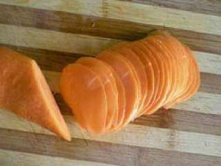 2、幸福花开, 胡萝卜先切成薄片