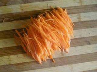 3、幸福花开, 胡萝卜也是先切薄片 在切丝