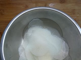 7、糖醋白萝卜,20分钟后，腌出白萝卜好多水。