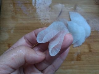 12、糖醋白萝卜,摆完一圈后，再拿起一片，先对折一次，再对折一次。