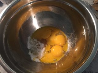 1、立体小熊蛋糕,5个蛋黄中加入12克砂糖、蜂蜜搅打发白