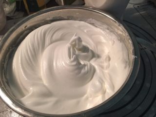 2、立体小熊蛋糕,5个蛋白中分三次加入66克砂糖打发至湿性发泡