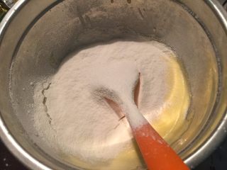 4、立体小熊蛋糕,筛入低粉翻拌均匀