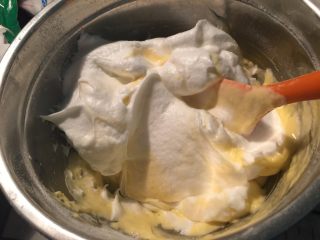 5、立体小熊蛋糕,把2/3的蛋白霜再加入面糊中继续翻拌均匀