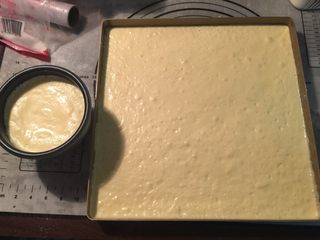 7、立体小熊蛋糕,面糊拌至有光泽后倒入模具中