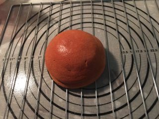 9、立体小熊蛋糕,芭比模具180度烤了35分钟,烤完后脱模的半圆形蛋糕