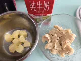 10、立体小熊蛋糕,准备豆沙奶油霜用于裱花,按白豆沙与黄油1:1的比例,我先各用了100克