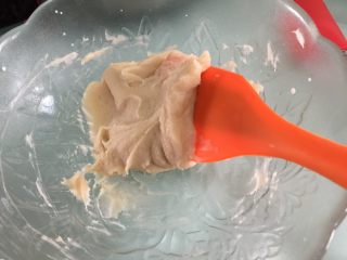 11、立体小熊蛋糕,白豆沙里加入少许牛奶拌匀