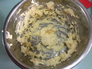 12、立体小熊蛋糕,黄油软化后打至发白