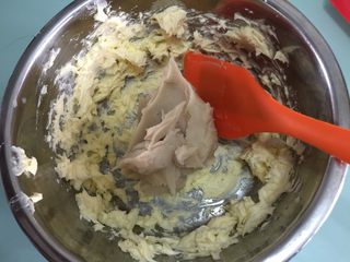 13、立体小熊蛋糕,把白豆沙和黄油混合拌匀