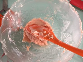 14、立体小熊蛋糕,加入少许色素调出不同颜色的豆沙奶油霜