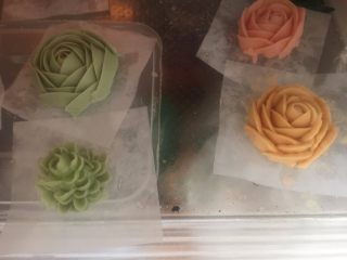 15、立体小熊蛋糕,用裱花嘴裱出花朵后放人冰箱冷藏保存