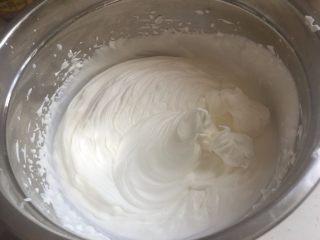 16、立体小熊蛋糕,淡奶油加砂糖打发至有纹路