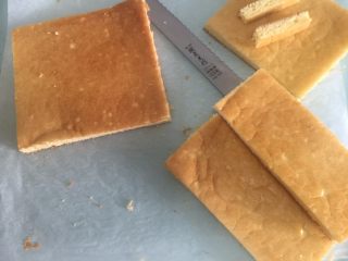 17、立体小熊蛋糕,大蛋糕片切成4片,用三片做主蛋糕,还有一片用来做小熊的耳朵和手