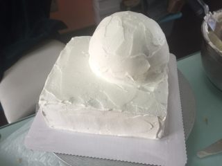 18、立体小熊蛋糕,三片蛋糕中间夹奶油馅外面抹奶油,再把半圆放在上面也抹上淡奶油