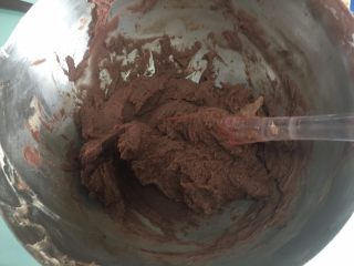 21、立体小熊蛋糕,准备小熊的毛发,这次我的豆沙奶油霜是按白豆沙与黄油比例2:1的比例,用了200克白豆沙,100克黄油加入可可粉和色素调出的颜色,这个量最后有