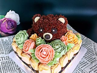 24、立体小熊蛋糕,最后把手指饼干一切为二围边即可