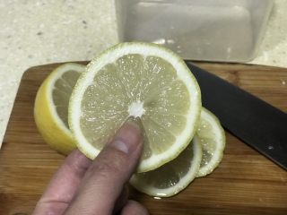 5、浅湘食光&蜜汁柠檬酱,用手仔细清除籽，以免影响口感