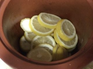 6、浅湘食光&蜜汁柠檬酱,将柠檬片放入电炖锅