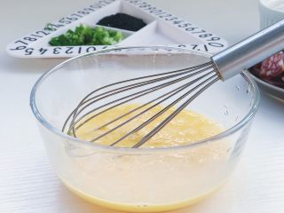 5、腊肠煎饼果子,搅打成鸡蛋液
