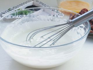 9、腊肠煎饼果子,搅拌成粘稠的面糊