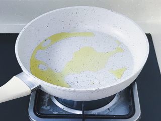10、腊肠煎饼果子,锅中倒入适量菜籽油