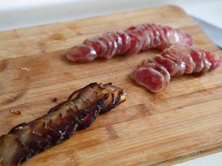 3、煲仔饭,3.将肉取出，切成薄片备用。