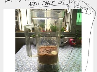 2、巧克力香蕉奶昔#甜蜜美味#,把香蕉去皮切块，纯牛奶，巧克力粉一起放入破壁料理机杯中。