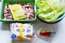 1、肥牛乌冬汤面,准备好所需材料，生菜洗净控干水分，辣椒切碎，蒜去皮切碎，肥牛片充分解冻备用