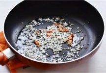 2、肥牛乌冬汤面,锅中加入食用油，加热后倒入切碎的蒜，辣椒，爆出香味