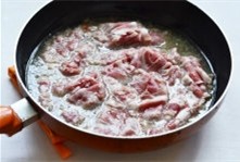 4、肥牛乌冬汤面,继续煮1~2分钟后，加入解冻的肥牛片滑散焯煮