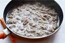 5、肥牛乌冬汤面,加入鸡精，煮至肥牛片全部变色，熟透