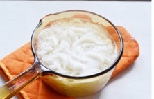 6、肥牛乌冬汤面,在制作肥牛片时同时别取一汤锅，加入适量清水煮沸后放入乌冬面，调入少许盐，煮1~2分钟左右（或按说明的方法煮）