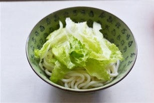 7、肥牛乌冬汤面,将煮好的乌冬面捞出控干水份，盛入碗中，叠上洗净的生菜叶