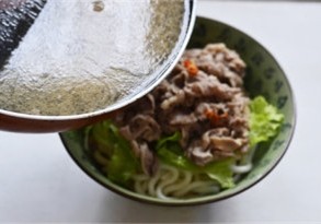8、肥牛乌冬汤面,再放入肥牛片在生菜叶上，淋入浓汤
