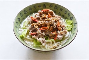 9、肥牛乌冬汤面,最后将肥牛片配的调料包倒入锅中稍微煮沸，淋在肉片上，可根据自己的口味撒些香菜或辣椒，趁热食用