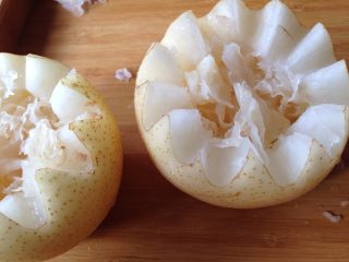 2、微波烤酥梨#甜味#,底部填满银耳