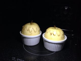 6、微波烤酥梨#甜味#,入微波炉，设置50%火力