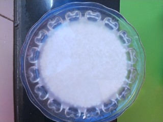 2、红糖糯米藕,糯米需要提前泡水两个小时以上，最好提前泡一夜