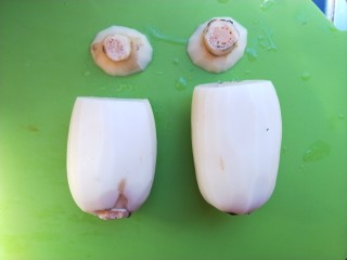 3、红糖糯米藕,藕削皮，洗干净，然后两头各切掉大约5厘米一段当盖子。