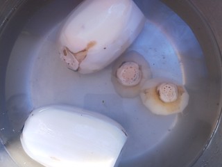 4、红糖糯米藕,藕眼里可能还会有泥，泡水里泡一会，把里面也洗干净。