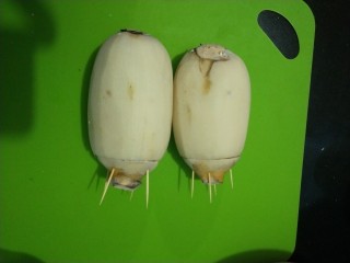 7、红糖糯米藕,然后把切下来的盖子用牙签固定上去。