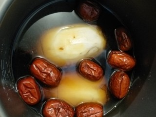 8、红糖糯米藕,把藕放高压锅里，加入红糖。多晶冰糖。水，红枣。煮30分钟。