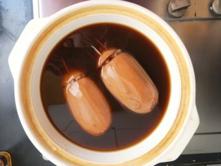 9、红糖糯米藕,煮好后捞出，改为砂锅，没有砂锅用炒锅也行。用最小火再炖煮20分钟。