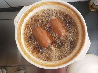 10、红糖糯米藕,最后咕嘟咕嘟收一下汤汁，让汤汁粘稠一些。过程中，用勺子舀起汤汁往裸露在外面的藕上浇一浇。然后盖盖子焖到自然冷却。