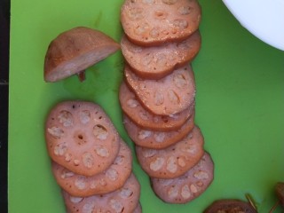 11、红糖糯米藕,捞出切片。