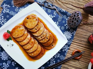 12、红糖糯米藕,摆入盘中，把红糖汁淋上去。喜欢吃糖桂花的朋友，可以淋上糖桂花。