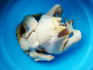1、烤箱版叫花鸡,全鸡洗净，控干水分。