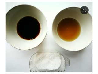 2、烤箱版叫花鸡,准备生抽老抽料酒适量。不需要很多，老抽上色用，适量。生抽料酒，够全鸡涂抹两遍就可以。